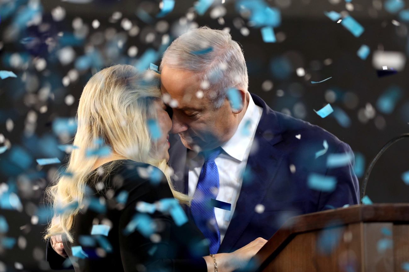 Sara and Benjamin Netanyahu embrace on election night, Sept. 17, 2019 (Photo: EPA) תמונות השנה EPA 2019 בנימין נתניהו שרה נתניהו חיבוק נשיקה ליל בחירות אפריל