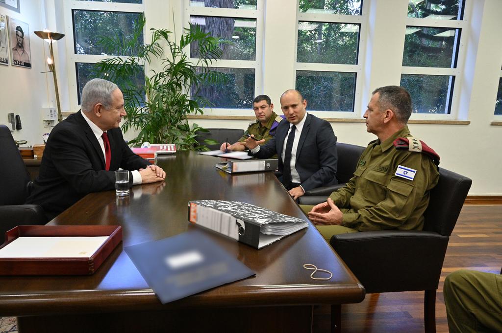 Prime Minister Benjamin Netanyahu, Defense Minister Naftali Bennett and IDF Chief of Staff Aviv Kochavi (Photo: Ministry of Defense) העברת המקל בין נתניהו לבנט