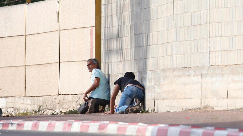 Israelis in Sderot seek cover from Gaza rocket fire (Photo: AP) יירוטים מעל שדרות