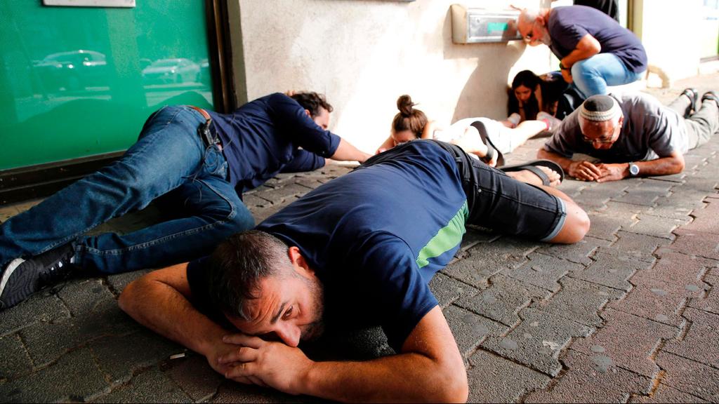 ארכיון (צילום: AFP) תופסים מחסה באשקלון