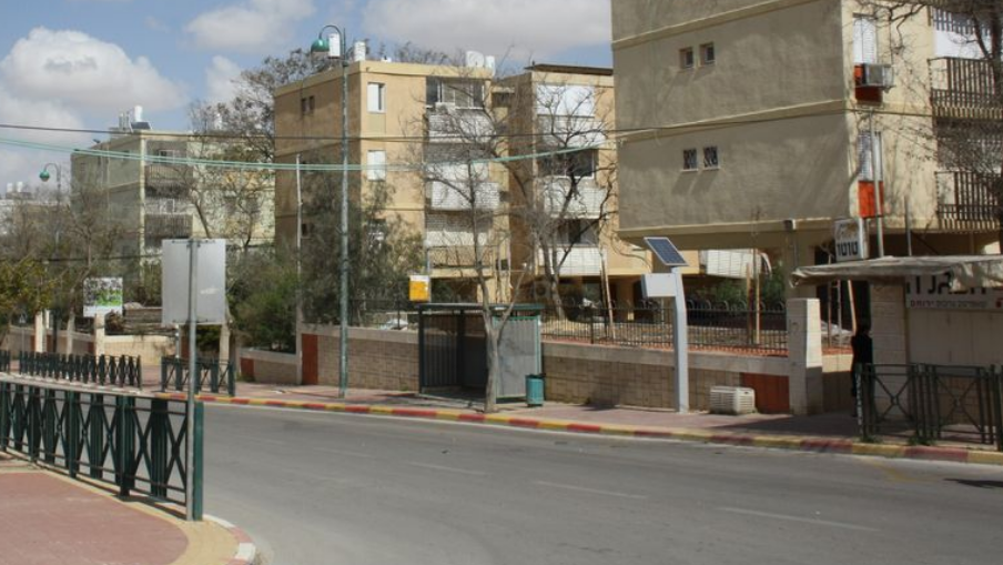 תחנת אוטובוס בירוחם. המדינה משקיעה 140% בהשוואה לממוצע הארצי, אבל התושבים לא מרגישים את זה בפועל (צילום: אליקים אדריכלים ובוני ערים) ירוחם רחוב בירוחם