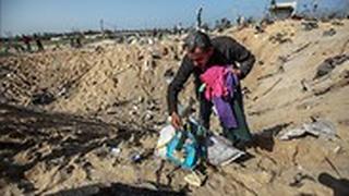אוספים את חפצי הילדים שנהרגו