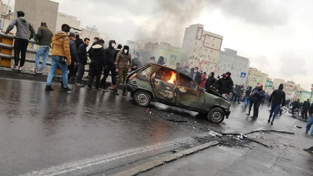 מחאה הפגנות הפגנה נגד מחיר מחירי דלק עיר אספהאן איראן
