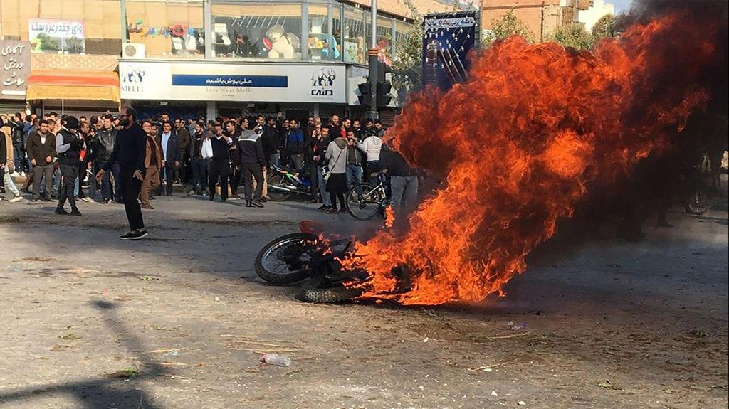 Biggest demos in 40 year history of Islamic Republic (Photo: AFP) מחאה הפגנות הפגנה נגד מחיר מחירי דלק עיר אספהאן איראן