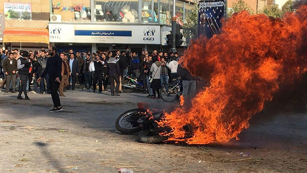 Iranians protesting the country's spike in gas prices, 2019 (Photo: AFP) מחאה הפגנות הפגנה נגד מחיר מחירי דלק עיר אספהאן איראן