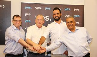 מימין: יואב שמחי, יו"ר ההסתדרות הלאומית, יו"ר וועד עובדי yes, אלי כהן, סמנכ"ל משאבי אנוש yes, צביקה אברמוביץ, מנכ"ל yes, רן גוראון