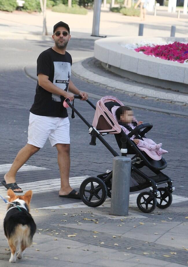 "מה אתה מצלם תגיד לי?"