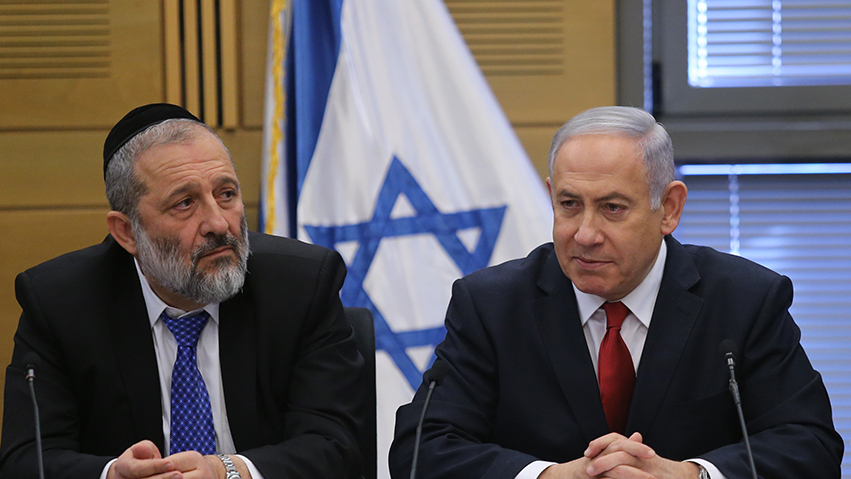 בנימין נתניהו ואריה דרעי (צילום: אלכס קולומויסקי) ישיבת סיעות בלוק הימין