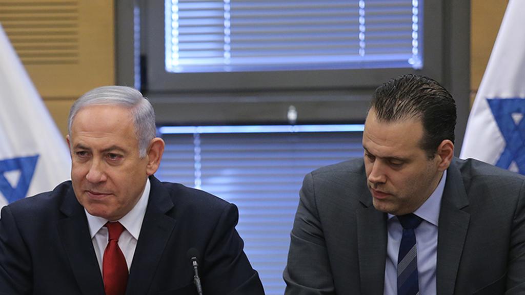 מיקי זוהר ובנימין נתניהו (צילום: אלכס קולומויסקי) ישיבת סיעות בלוק הימין