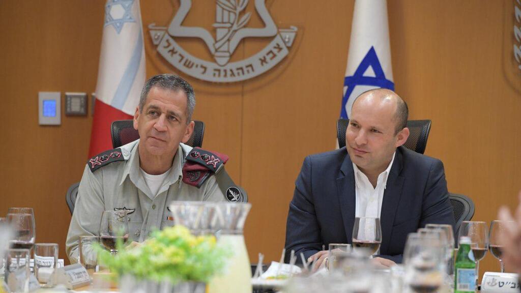 בנט עם הרמטכ"ל אביב כוכבי (צילום: דובר צה"ל) שר הביטחון, נפתלי בנט, נפגש לראשונה עם חברי פורום המטה הכללי