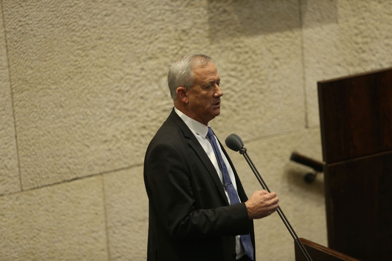 Blue and White leader Benny Gantz speaking at Knesset session Monday (Photo: Alex Kolomoisky) בני גנץ במליאת הכנסת