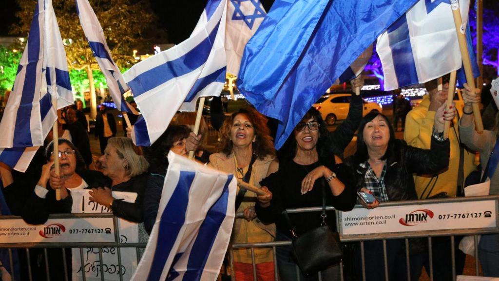 הפגנת פעילי ליכוד סמוך לביתו של אביחי מנדלבליט