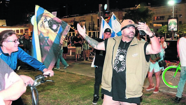 הצל. ''מאוד מקווה שלא עוקבים אחריו'' (צילום: דנה קופל) הצל. ''מאוד מקווה שלא עוקבים אחריו''