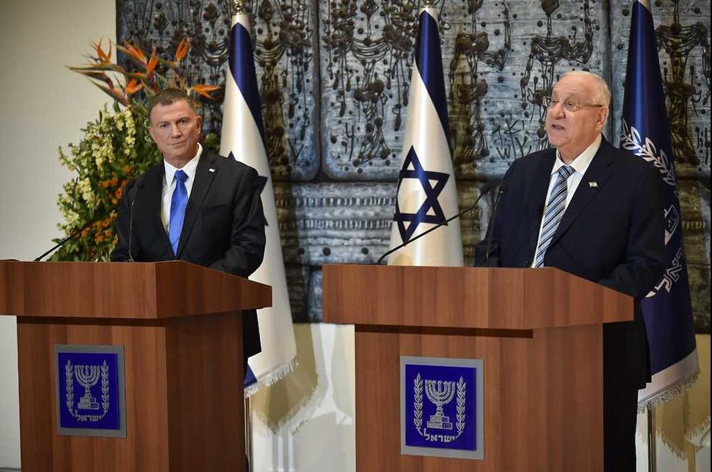 President Reuven Rivlin and Knesset Speaker Yuli Edelstein at the president's official residence in Jerusalem on Thursday (Photo: Uri Davidovich) הודעת ראובן ריבלין ליו"ר הכנסת יולי אדלשטיין בדבר סיום המנדט והחזרתו לכנסת