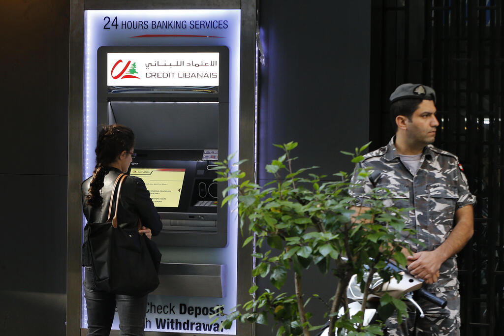 לבנון: משבר כלכלי, נגיף, סגר. את המחיר הנורא משלמות נשים (צילום: AP) לבנון ביירות כספומט משבר כלכלי מחאה
