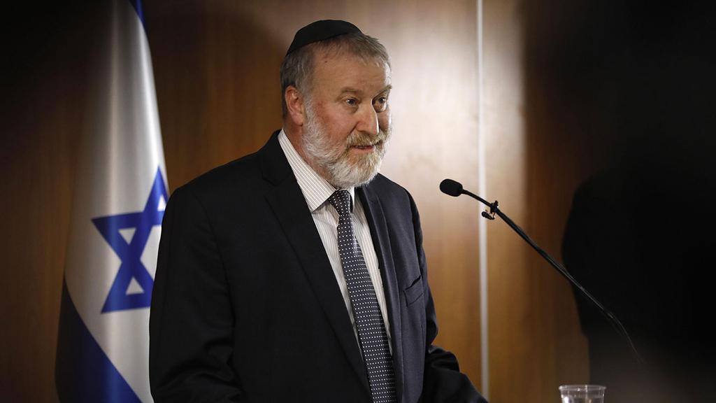 Attorney General Avichai Mandelblit talks to the media after announcing his indictment of Prime Minister Benjamin Netanyahu (Photo: AFP) הצהרה אביחי מנדלבליט על תיקי נתניהו