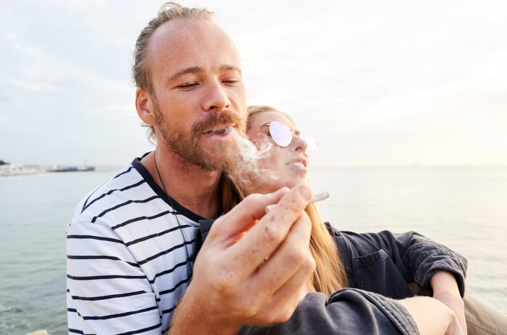 "אם לא סקס הייתי מתמכר לעישון וויד" (צילום: Shutterstock) גבר מעשן ג'וינט
