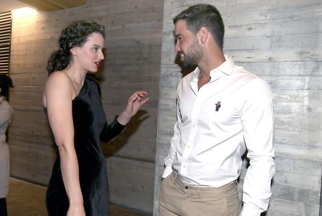 "שמעתי שיש לך חברה חדשה, סחתיין!". קורין גדעון ועומרי בן נתן (צילום: ענת מוסברג) "שמעתי שיש לך חברה חדשה, סחתיין!". קורין גדעון ועומרי בן נתן