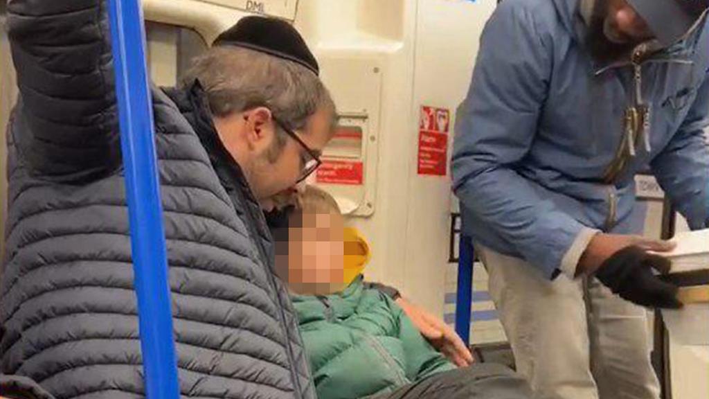 An Orthodox Jewish man is subjected to anti-Semitic abuse on the Tube in London אנטישמיות ברכבת בלונדון