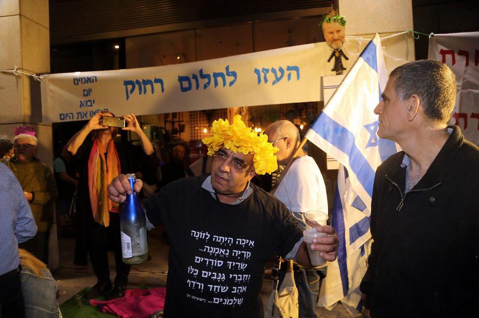 Benjamin Netanyahu's supporters protest outside the home of AG Mandelblit after he decided to indict the prime minister (Photo: Yariv Katz) הפגנה נגד שחיתות בית של אביחי מנדלבליט כיכר גורן פתח תקווה