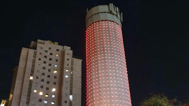 מגדל המים קריית אונו אור אדום הזדהות מאבק אלימות כלפי נשים