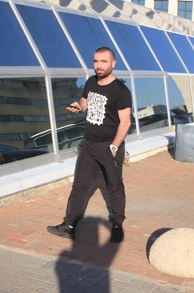 "עזבו אותי, בחייאת". אדם