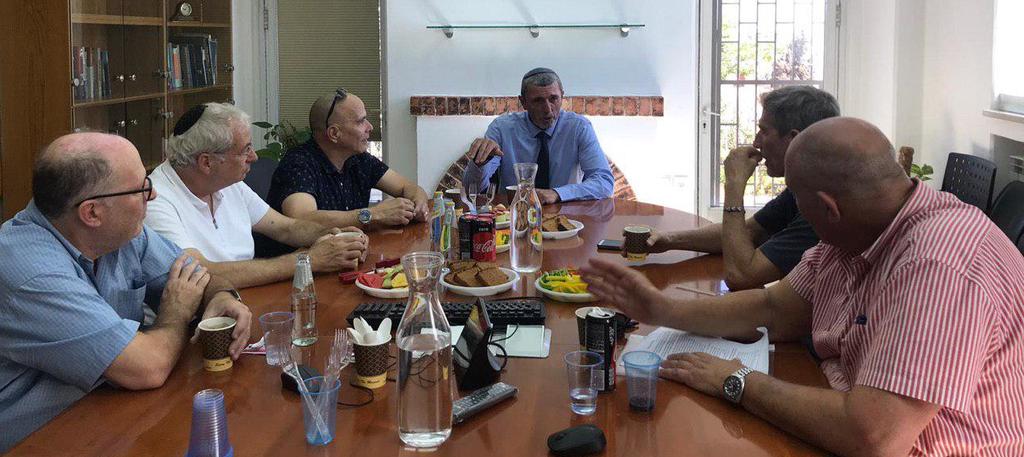 טייסים מקורס הטייס רפי פרץ מפצירים בו לפעול כדי למנוע מלחמת אחים ולשמור על לכידות העם והחוק