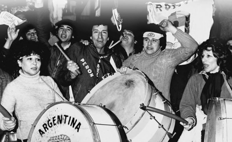 Peronists with Bombos (Photo: Urgente24) Peron supporters with Bombos