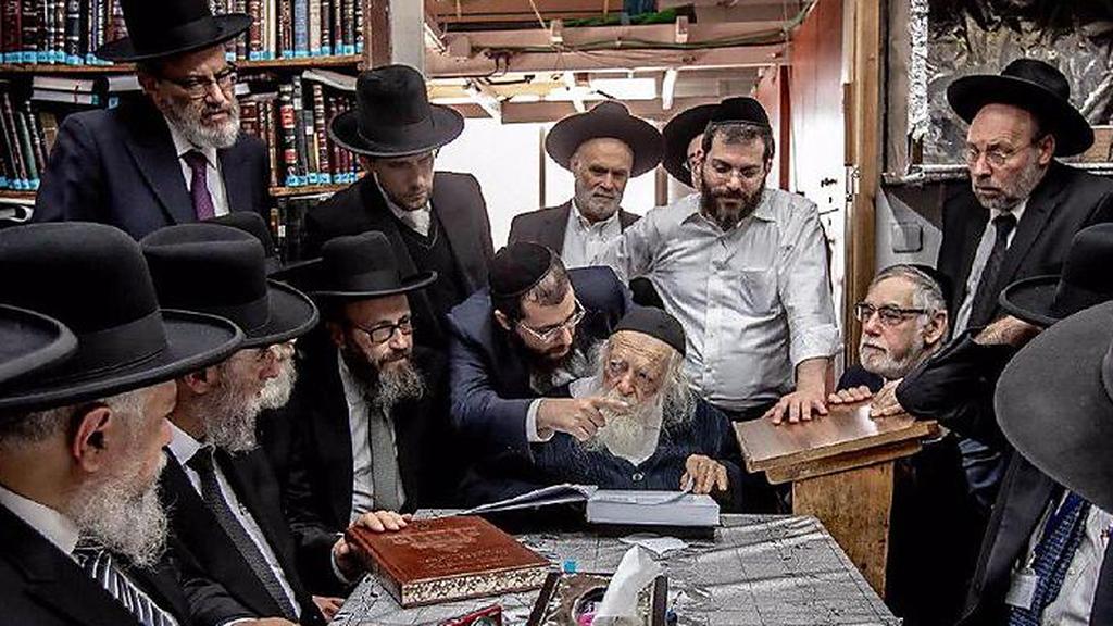 Rabbi Chaim Kanievsky, center, and rabbis from Europe (Photo: Eli Itkin) Rabbi Chaim Kanievsky, center, and rabbis from Europe