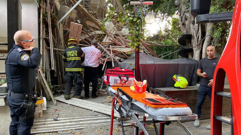 פיגומים בגובה של 3 קומות קרסו בבניין ברחוב רוטשילד בתל אביב, פועל נפצע