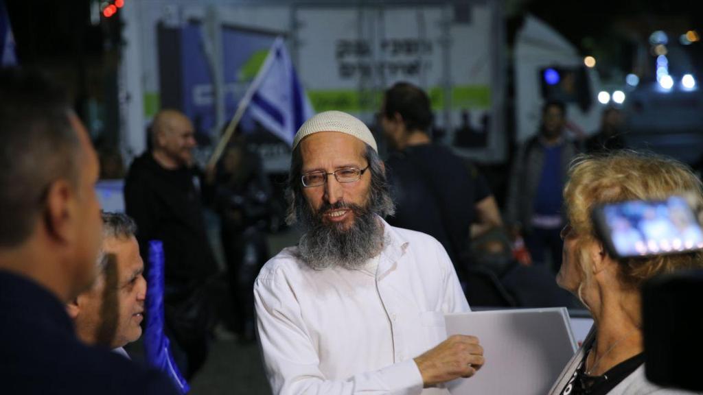An ultra-Orthodox man attends a pro-Netanyahu demonstration (Photo: Moti Kimchi) הפגנת תמיכה בעד בנימין נתניהו