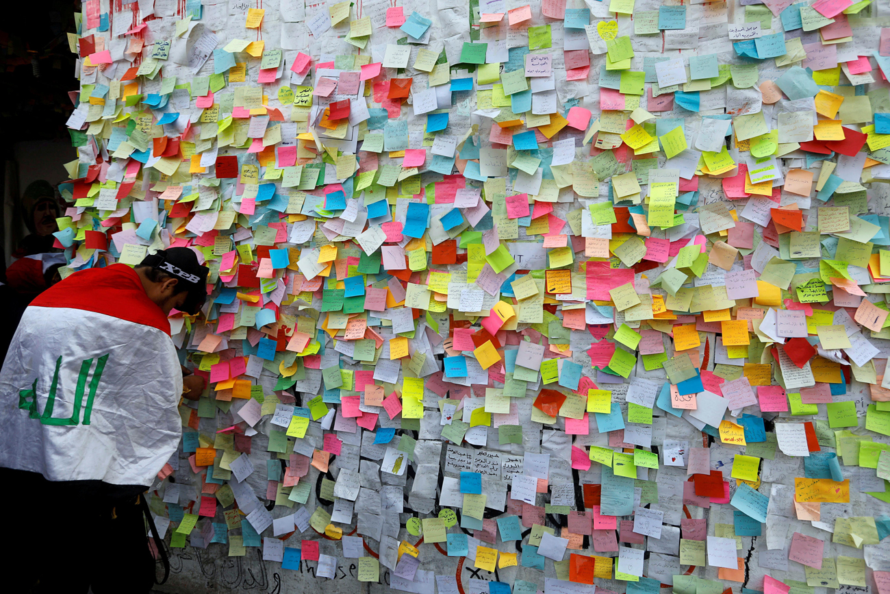 The Wall of Wishes (Photo: Reuters) קיר ה משאלות פתקים עיראק בגדד