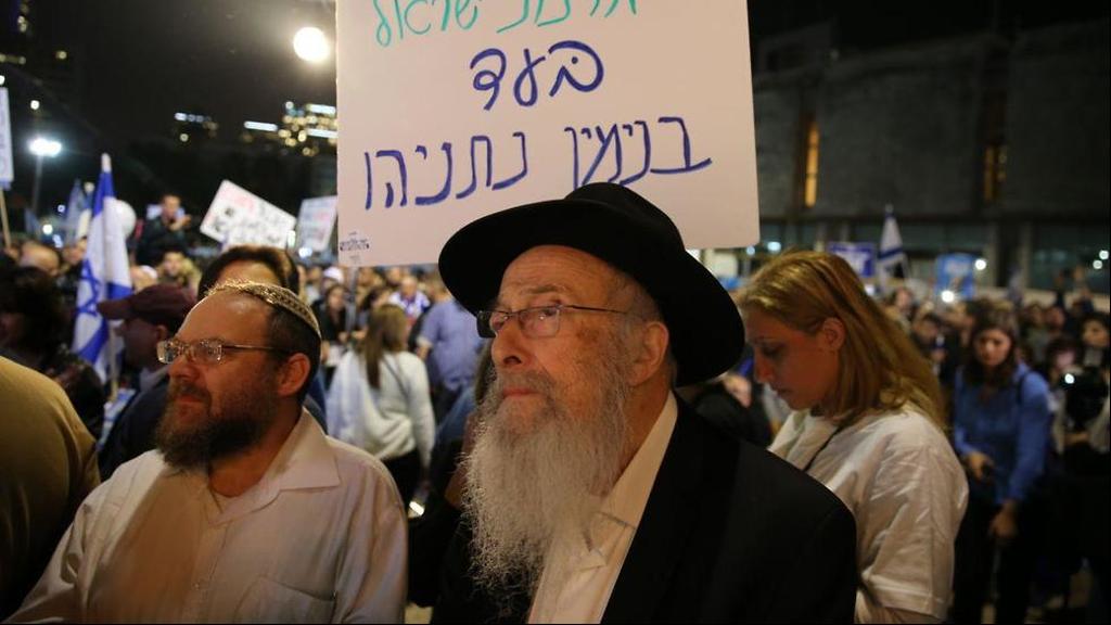 An ultra-Orthodox man attends a pro-Netanyahu demonstration following the prime minister's indictment (Photo: Moti Kimchi) הרב צבי טאו בהפגנת תמיכה בעד בנימין נתניהו