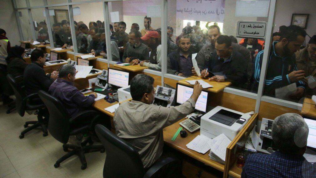 Gazans waiting in line to receive the Qatari aid money חלוקת המענק הקטארי