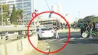 תיעוד רכב עובר באדום נהג אלים