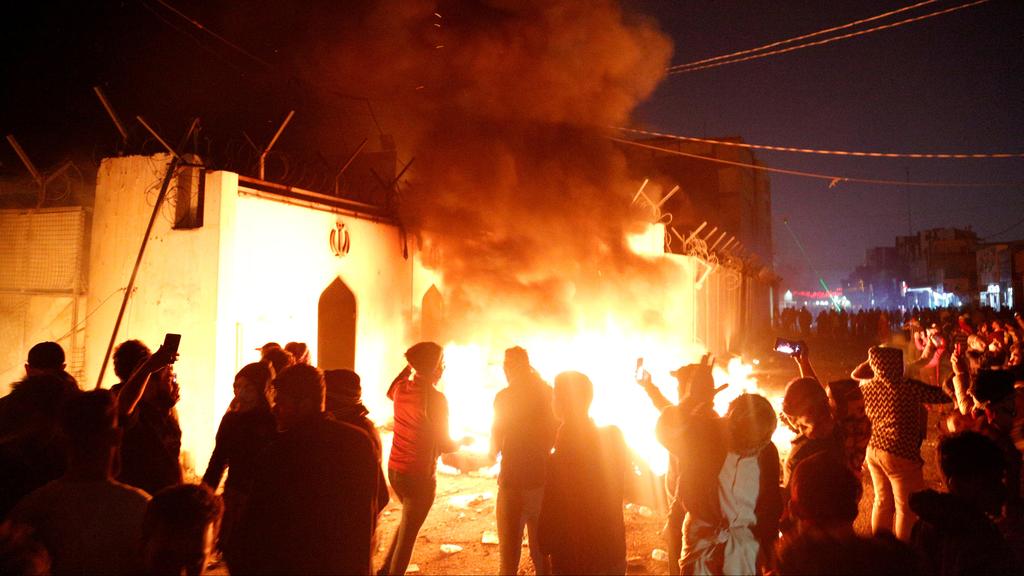 Iranian protesters set fire to the Iranian consulate in Najaf (Photo: Reuters) עיראק קונסוליה איראנית נג'ף שרופה איראן