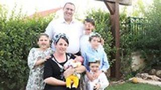 משמאל ועם כיוון השעון, הבת לאה, האב אפרים הפצוע עומד, איתי הפצוע, עמיחי, הראל, נועם ז"ל בידיה של האם ציפי ז"ל