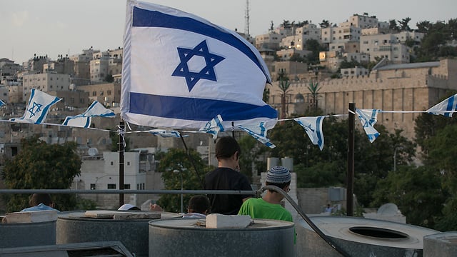 Jews in Hebron (Photo: Ohad Zwigenberg) Jews in Hebron