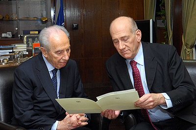 Prime Minister Ehud Olmert submits his resignation to President Shimon Peres, Sept. 21, 2008 (Photo: GPO) Prime Minister Ehud Olmert submits his resignation to President Shimon Peres, Sept. 21, 2008
