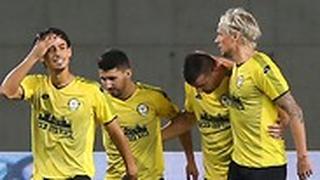 שחקני מכבי נתניה חוגגים