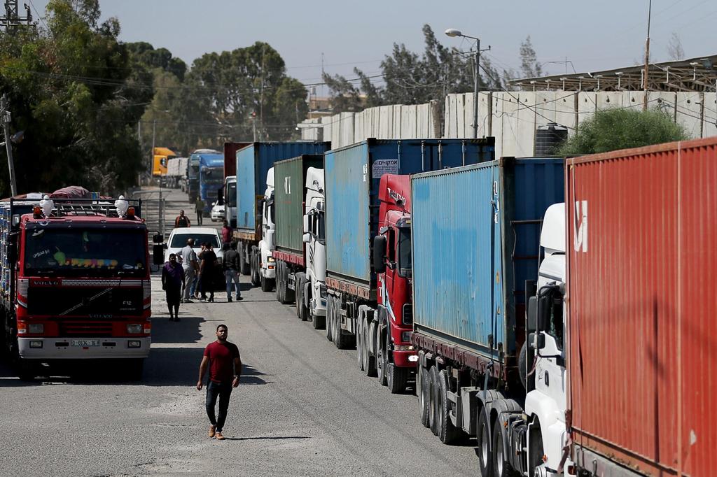 Tent hospital equipment arrives at the Erez crossing into Gaza (Photo: Reuters) Tent hospital equipment arrives at the Erez crossing into Gaza