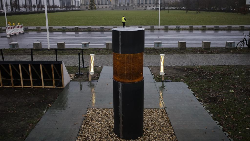 The urn placed in front of the German parliament that purportedly contained the remains of Holocaust victims (Photo: AP) Urn placed in front of the German parliament that those behind it claim contains Holocaust victims