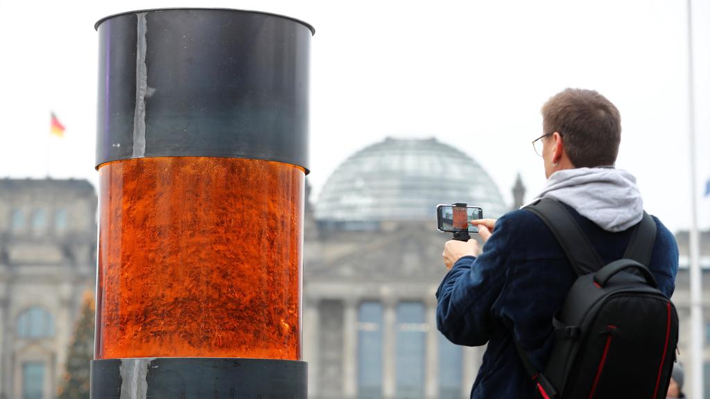 The urn placed in front of the German parliament that purportedly contained the remains of Holocaust victims (Photo: Reuters) Urn placed in front of the German parliament that those behind it claim contains Holocaust victims