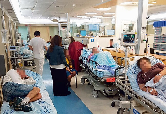 חולים מאושפזים במסדרונות