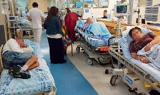 חולים מאושפזים במסדרונות