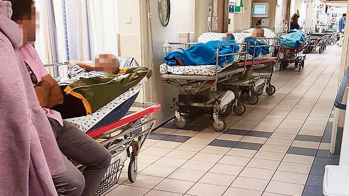 חדר מיון בישראל. 69% ממשתתפי הסקר מוכנים להמליץ על חדר המיון שבו ביקרו (צילום: טל שחר) עומס במיון חולים מאושפזים במסדרונות