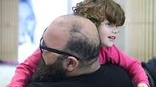 אמילי מולנר חזרה לזרועות אביה בישראל