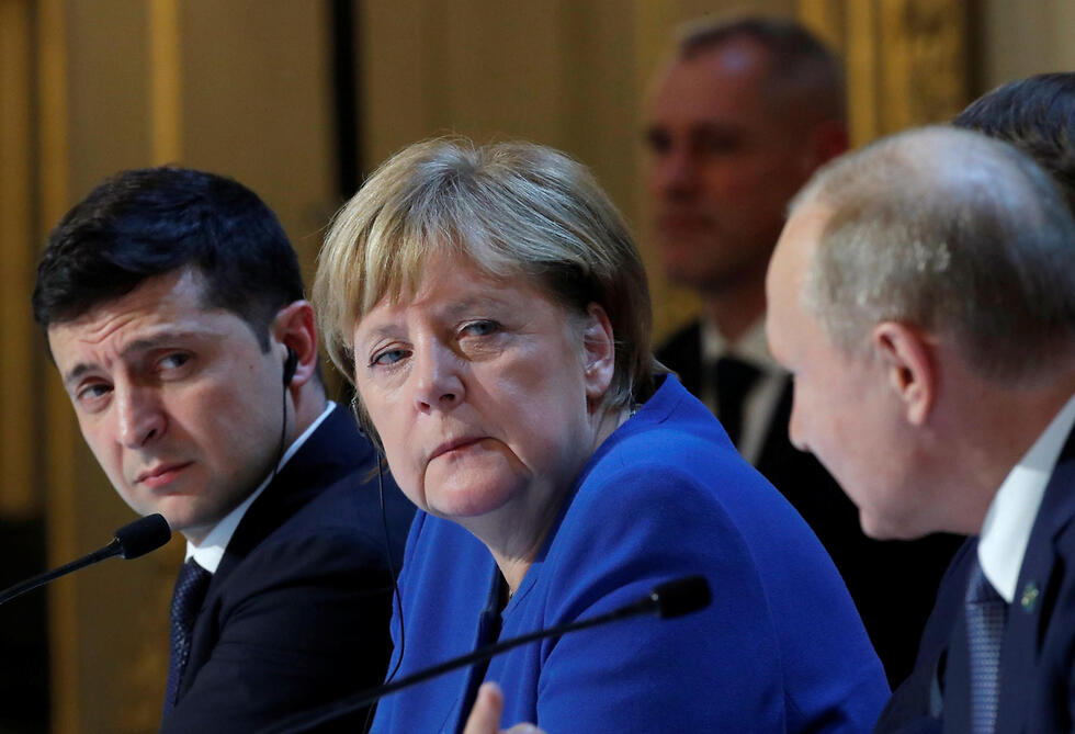 בפסגה עם פוטין וזלנסקי בפריז, 2019 (צילום: AFP) ולדימיר פוטין אנגלה מרקל וולודימיר זלנסקי עמנואל מקרון פסגה ב פריז
