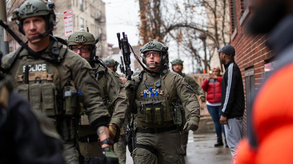 Police at the scene of the New Jersey shooting (Photo: AP) ירי ברחוב מרטין לוטר קינג' בניו גרזי