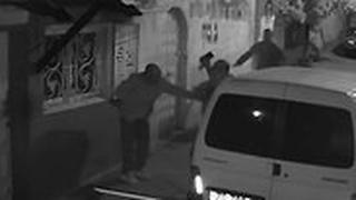 סוחר במחנה יהודה ובנו מואשמים כי הכו באלימות קשה עד אובדן הכרה אדם שהשכיר להם מחסן בשוק בירושלים